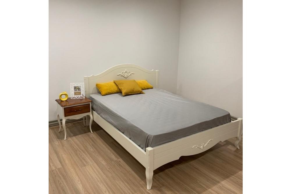 Кровать «Лариса» из массива дерева