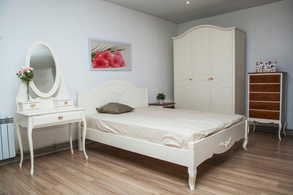 Кровать «Лариса» из массива дерева