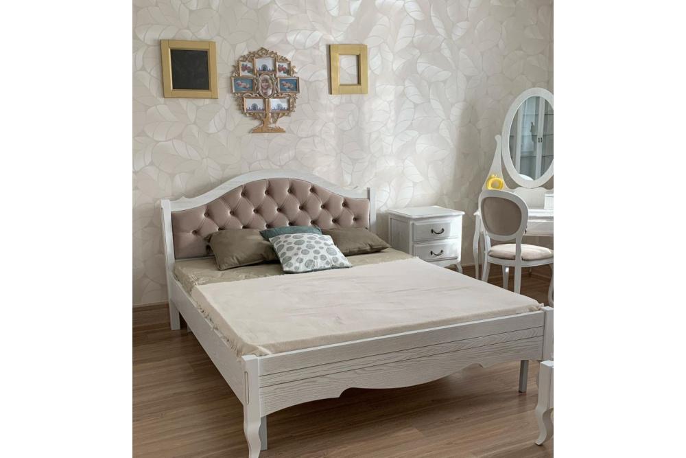 Кровать «Лариса (мягкая)» из массива дерева