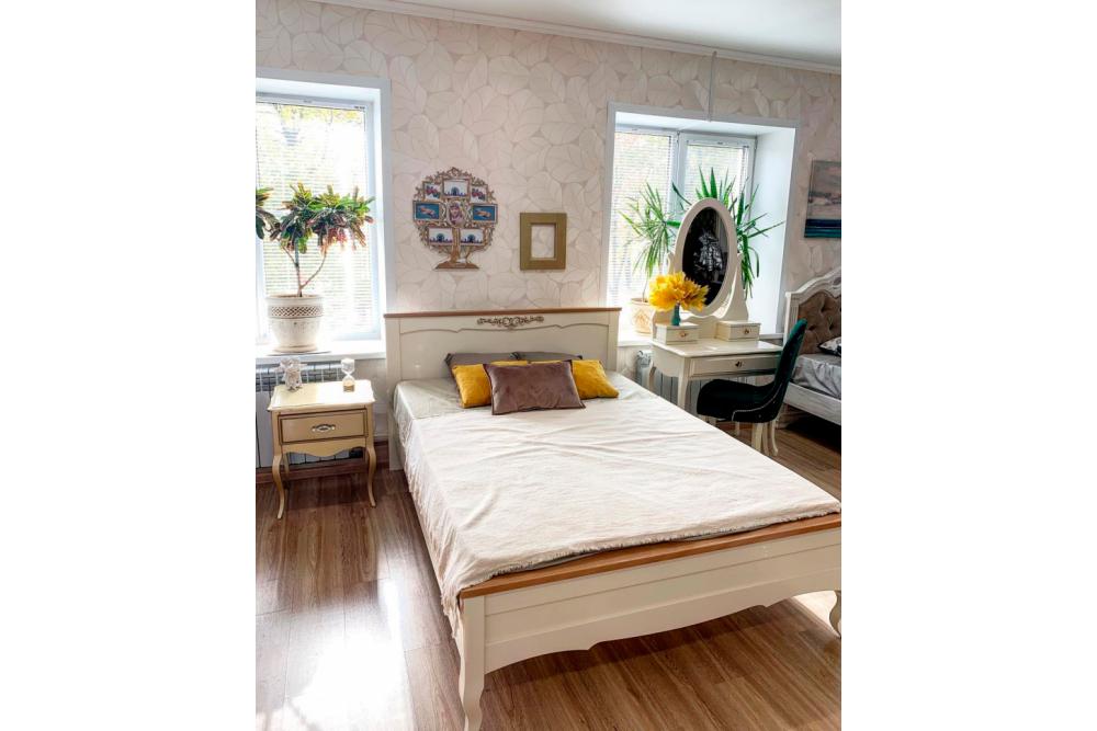 Кровать «Ахарнес» из массива дерева