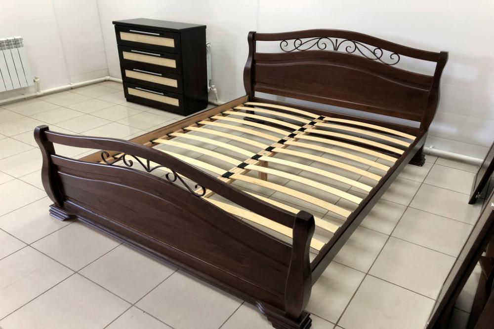 Кровать «Катерини (с ковкой)» из массива дерева