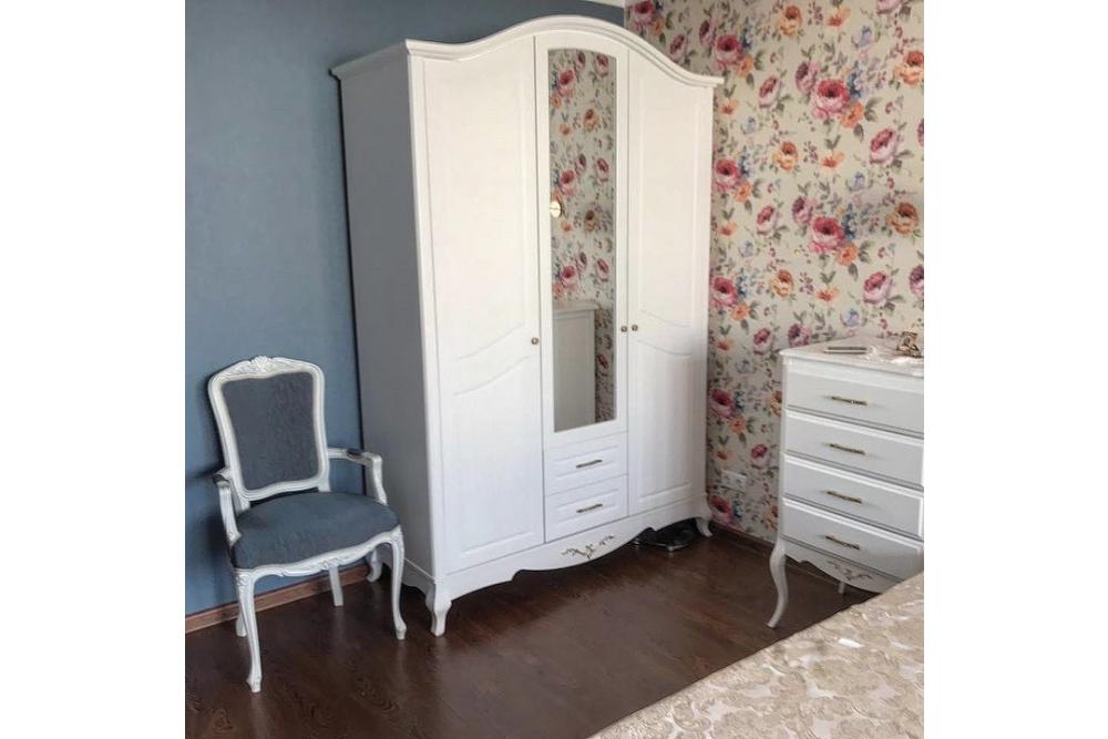 Шкаф «Лариса 3» из массива дерева