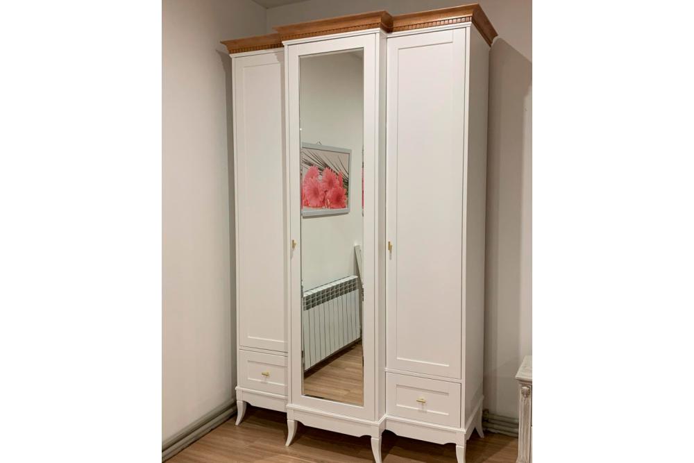 Шкаф «Янина 3» из массива дерева